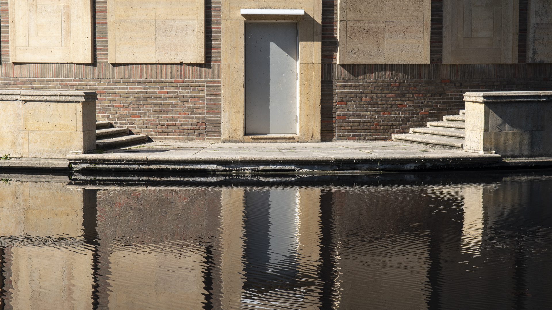 Reflections_detail_geometric_MSetonHall exterior